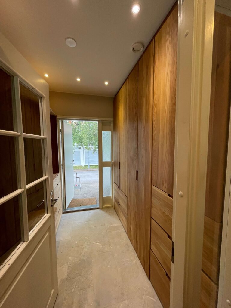 Puuseppä - Helsinki - Kiintokaluiste - Eteinen