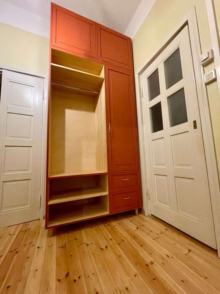 Eteisen kaapisto / Puuseppä Helsinki