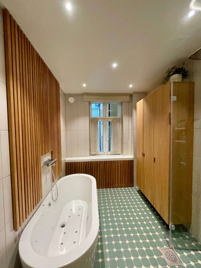 Kylpyhuoneen kalusteet, puuseppä Helsinki